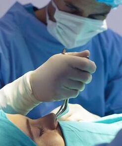 Esecuzione di un intervento di chirurgia plastica chiusa del naso