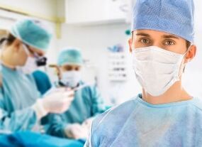 Chirurgo plastico israeliano che pianifica ed esegue interventi di rinoplastica
